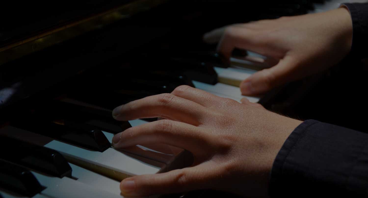Dettaglio delle mani al pianoforte