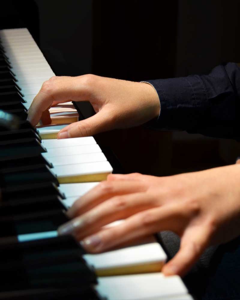 Mani sul pianoforte